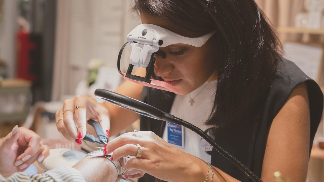 Pourquoi j'ai choisi de transmettre mon savoir-faire en bijoux permanents
